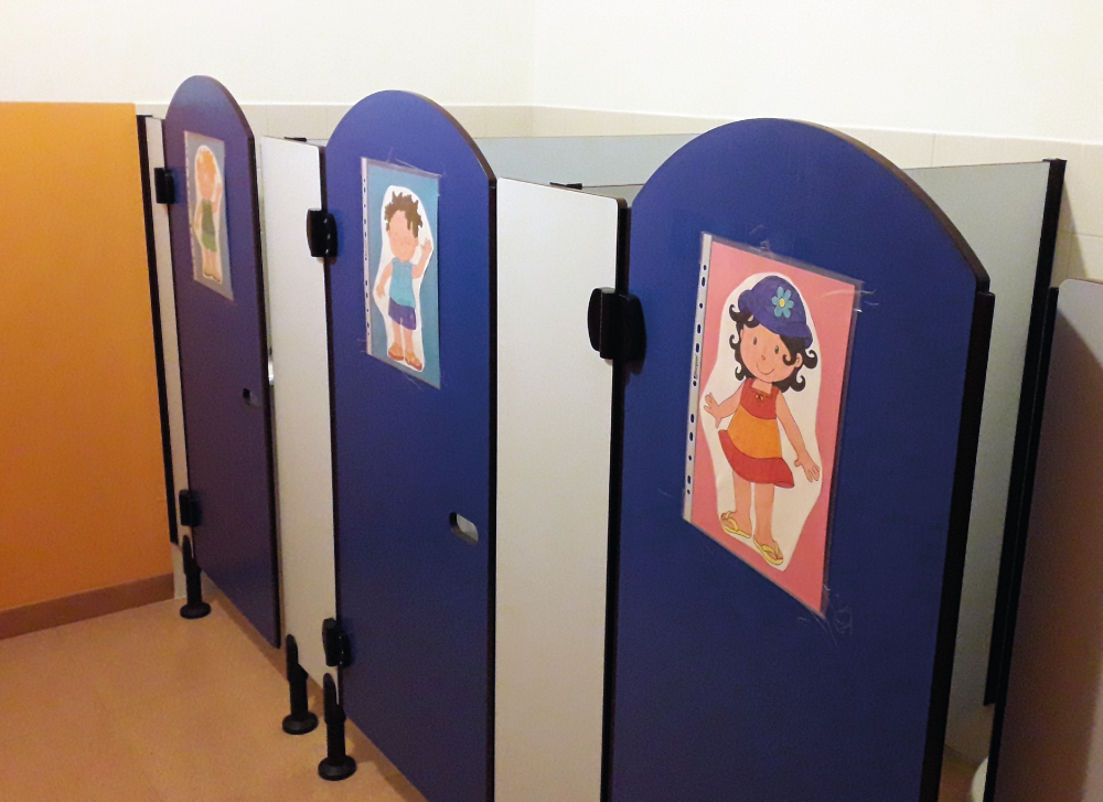 Simpatiche porte blu dei servizi igienici dell'Asilo Valli.