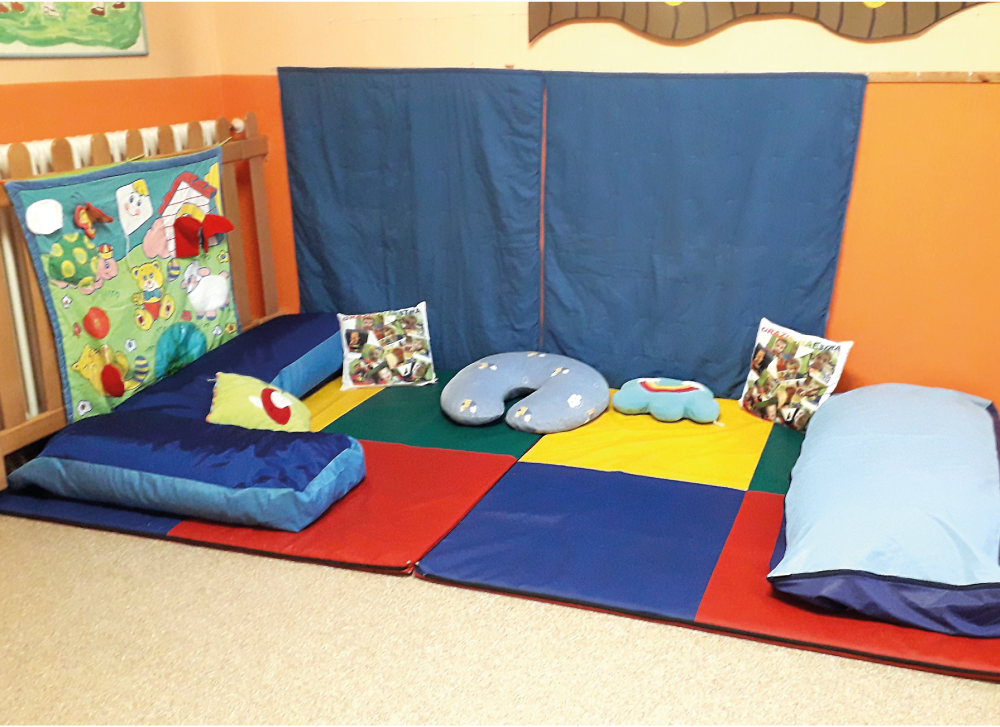 Zona con morbidi cuscini per i bambini del Nido integrato.