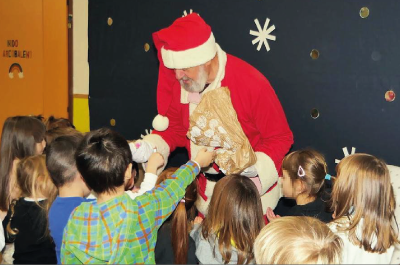 Babbo Natale distribuisce doni ai bambini dell'Asilo Valli.